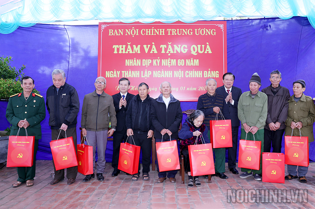 Đồng chí Phan Đình Trạc, Ủy viên Bộ Chính trị, Bí thư Trung ương Đảng, Trưởng Ban Nội chính Trung ương và đồng chí Lê Minh Trí, Bí thư Trung ương Đảng, Phó Trưởng ban Thường trực Ban Nội chính Trung ương trao quà tặng các gia đình chính sách