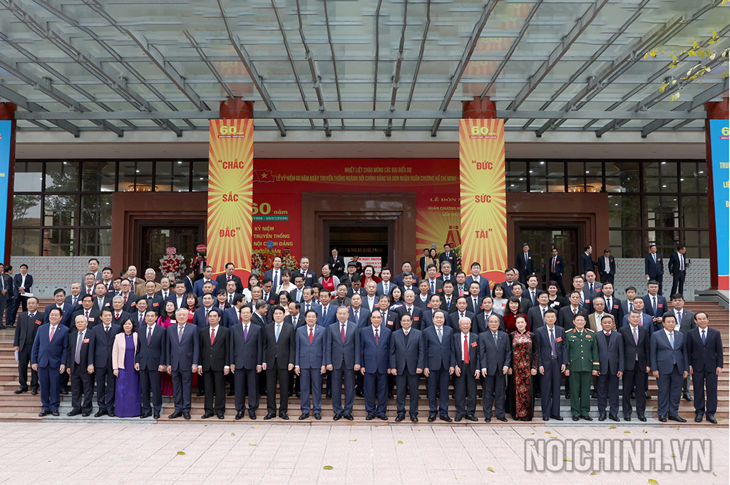 Các đồng chí lãnh đạo, nguyên lãnh đạo chủ chốt của Đảng, Nhà nước; các đồng chí Ủy viên Bộ Chính trị, Ủy viên Ban Bí thư, nguyên Ủy viên Ban Bí thư; các đồng chí lãnh đạo và nguyên lãnh đạo Ban Nội chính Trung ương; các đồng chí lãnh đạo cấp vụ và cán bộ đã nghỉ hưu của Ban Nội chính Trung ương; các đồng chí Trưởng Ban Nội chính các tỉnh ủy, thành ủy; đại diện gia đình các đồng chí cố Trưởng Ban Nội chính Trung ương chụp ảnh lưu niệm