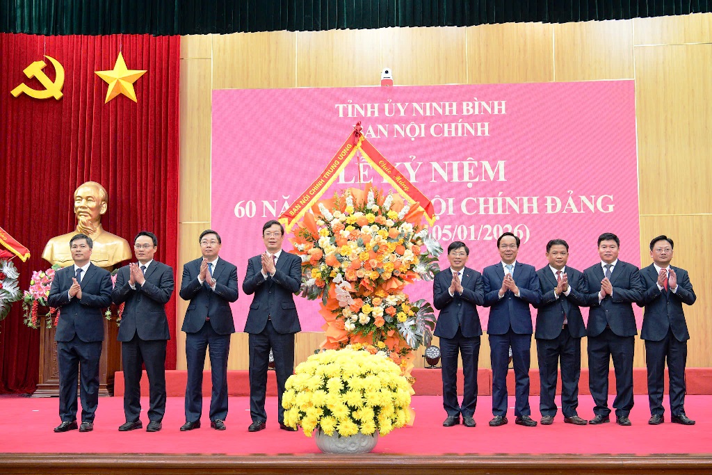 Đồng chí Đặng Văn Dũng, Phó Trưởng Ban Nội chính Trung ương tặng hoa chúc mừng Ban Nội chính Tỉnh ủy Ninh Bình