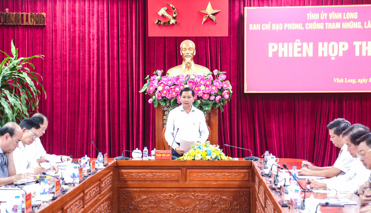 Đồng chí Trần Văn Lâu, Bí thư Tỉnh ủy, Trưởng Ban Chỉ đạo phòng, chống tham nhũng, lãng phí, tiêu cực tỉnh Vĩnh Long phát biểu kết luận Phiên họp