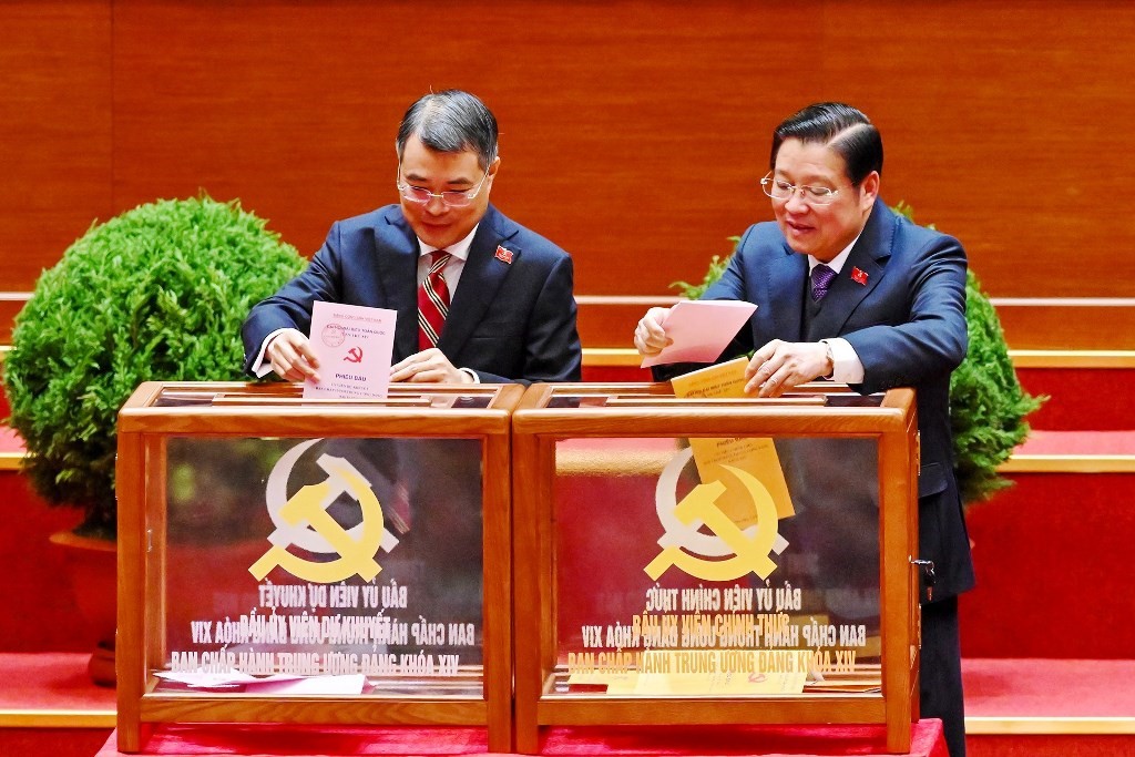 Các đại biểu bỏ phiếu bầu Ban Chấp hành Trung ương khóa XIV