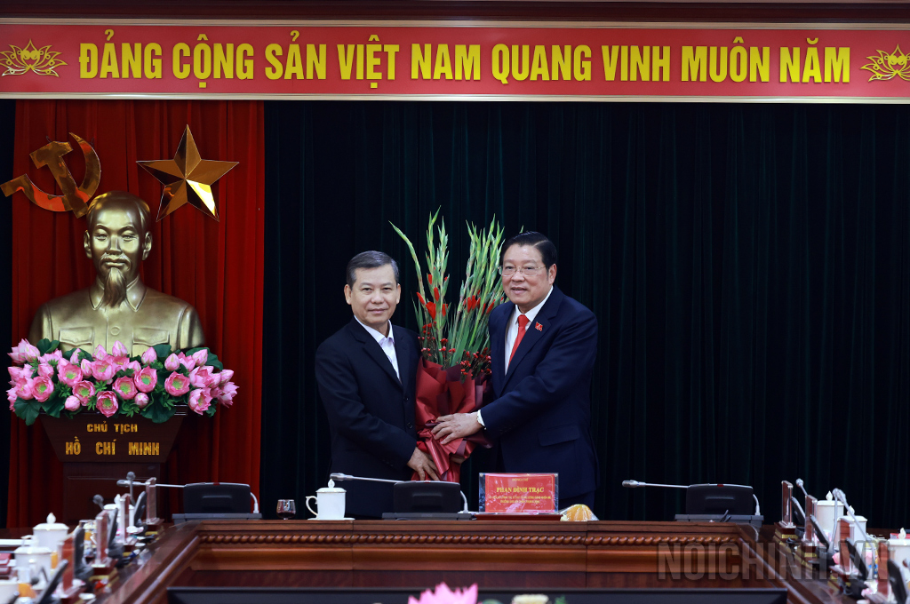 Đồng chí Phan Đình Trạc, Ủy viên Bộ Chính trị, Bí thư Trung ương Đảng (khóa XIII), Trưởng Ban Nội chính Trung ương tặng hoa chúc mừng đồng chí Lê Minh Trí, Bí thư Trung ương Đảng, Phó Trưởng ban Thường trực Ban Nội chính Trung ương được bầu làm Ủy viên Bộ Chính trị, Bí thư Trung ương Đảng (khóa XIV)