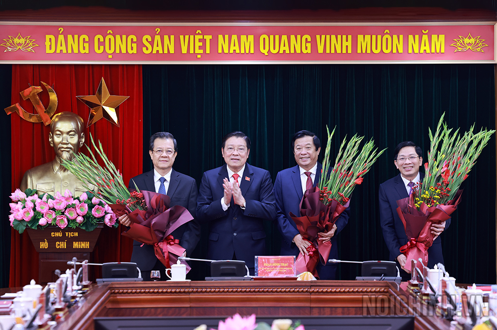 Đồng chí Phan Đình Trạc, Ủy viên Bộ Chính trị, Bí thư Trung ương Đảng (khóa XIII), Trưởng Ban Nội chính Trung ương tặng hoa chúc mừng các đồng chí Phó Trưởng Ban: Lê Hồng Quang, Bùi Văn Nghiêm và đồng chí Đặng Văn Dũng được bầu làm Ủy viên Trung ương Đảng (khóa XIV)