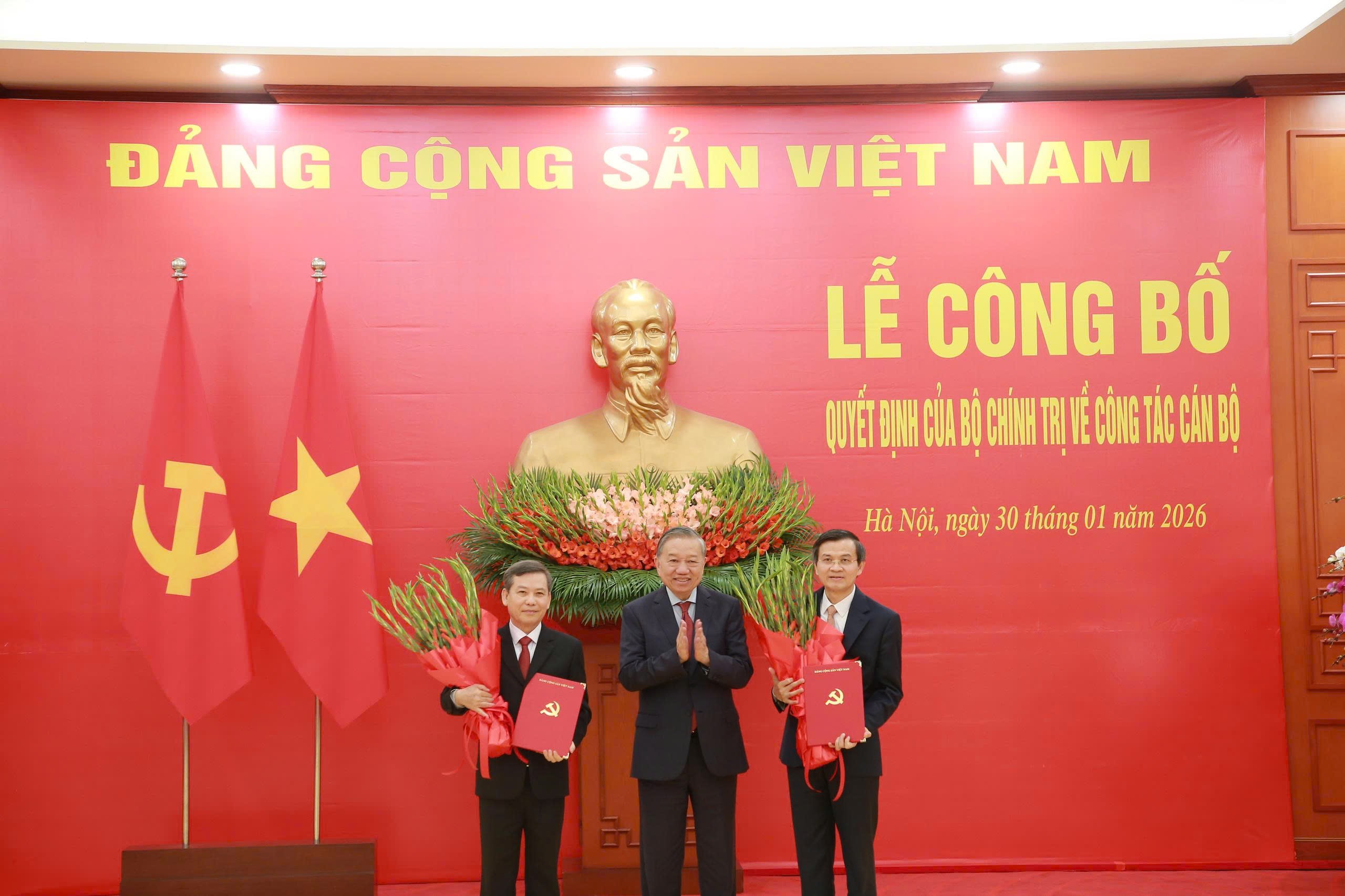 Đồng chí Tổng Bí thư Tô Lâm trao Quyết định của Bộ Chính trị cho đồng chí Lê Minh Trí, Ủy viên Bộ Chính trị, Bí thư Trung ương Đảng giữ chức Trưởng Ban Nội chính Trung ương; đồng chí Đoàn Minh Huấn, Ủy viên Bộ Chính trị, Giám đốc Học viện Chính trị quốc gia Hồ Chí Minh 