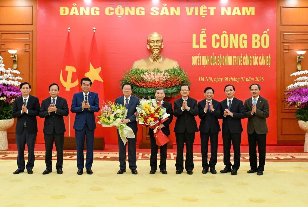 Đồng chí Phan Đình Trạc, Ủy viên Bộ Chính trị, Bí thư Trung ương Đảng khóa XIII; đồng chí Lê Minh Trí, Ủy viên Bộ Chính trị, Bí thư Trung ương Đảng, Trưởng Ban Nội chính Trung ương cùng lãnh đạo Ban và lãnh đạo các Vụ, đơn vị Ban Nội chính Trung ương tại Lễ công bố và trao Quyết định của Bộ Chính trị về công tác cán bộ