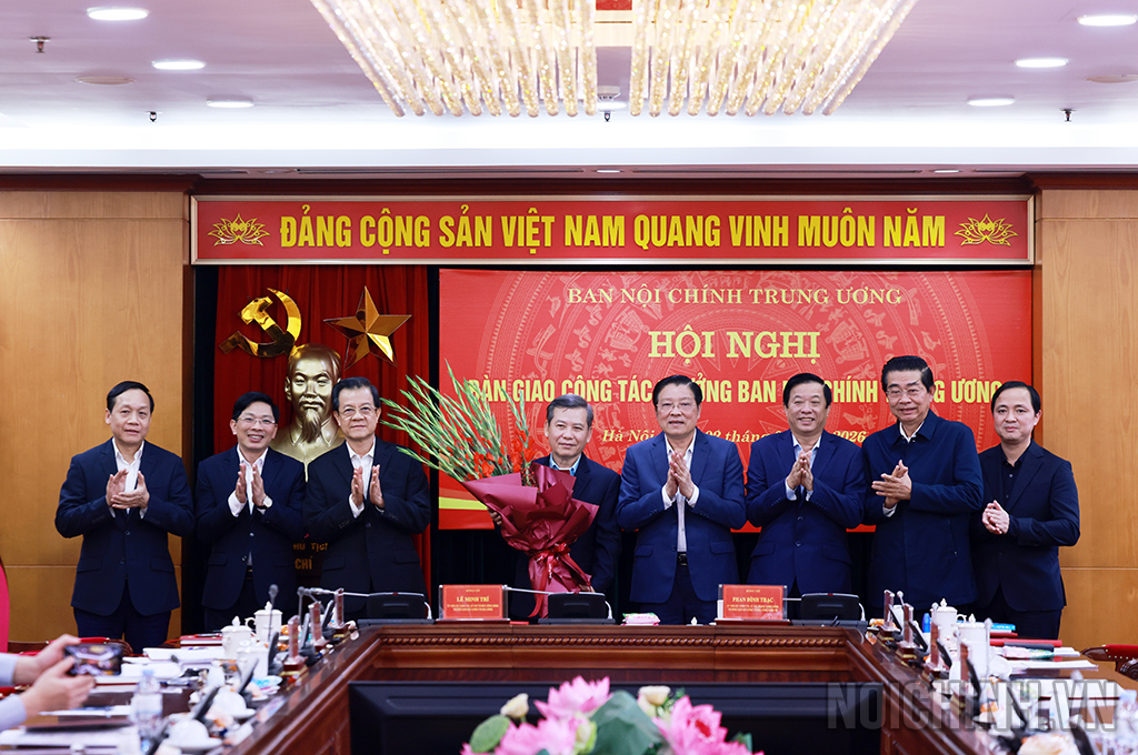 Đồng chí Phan Đình Trạc, Ủy viên Bộ Chính trị, Bí thư Trung ương Đảng, Trưởng Ban Nội chính Trung ương khóa XIII và lãnh đạo Ban Nội chính Trung ương chúc mừng đồng chí Lê Minh Trí