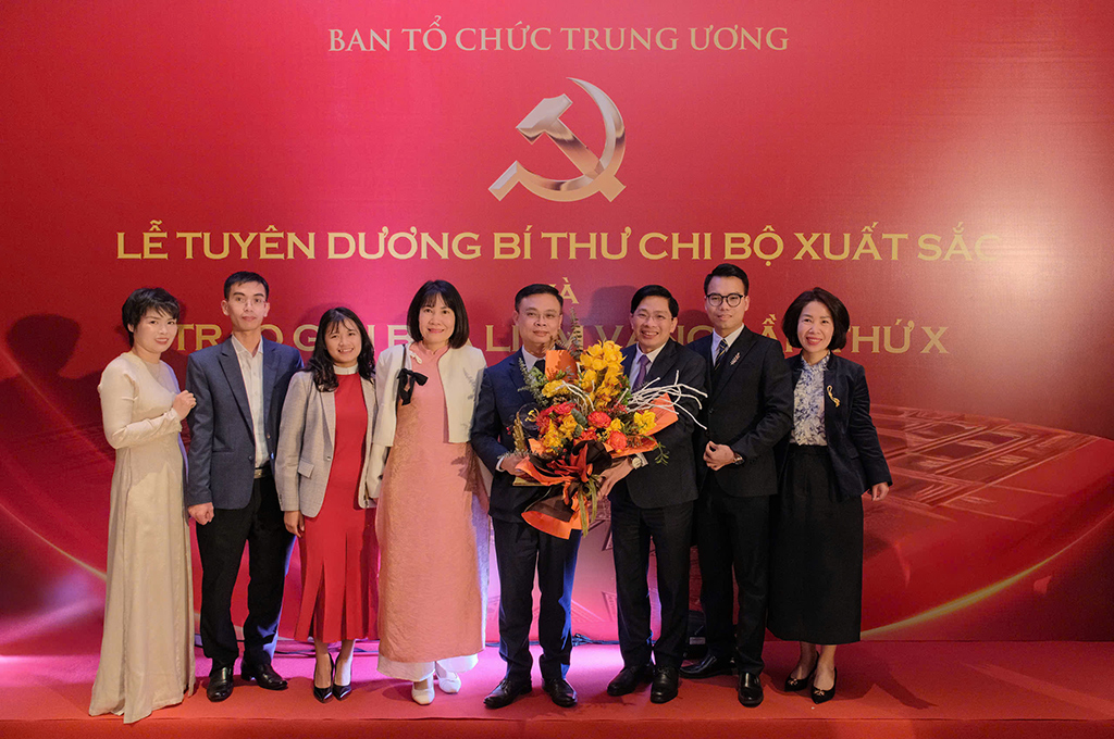 Đồng chí Đặng Văn Dũng, Ủy viên Trung ương Đảng, Phó Trưởng Ban, Bí thư Đảng ủy Cơ quan và một số cán bộ, công chức Ban Nội chính Trung ương tặng hoa chúc mừng đồng chí Nguyễn Văn Trường, Bí thư Chi bộ Vụ Nghiên cứu tổng hợp được tuyên dương Bí thư Chi bộ xuất sắc năm 2026