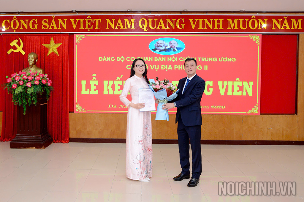 Đồng chí Đoàn Hồng Ngọc, Ủy viên Ban Chấp hành Đảng bộ Cơ quan, Bí thư Chi bộ, Vụ trưởng Vụ Địa phương II, Ban Nội chính Trung ương trao Quyết định và tặng hoa chúc mừng đồng chí Trương Thị Tuyết Minh