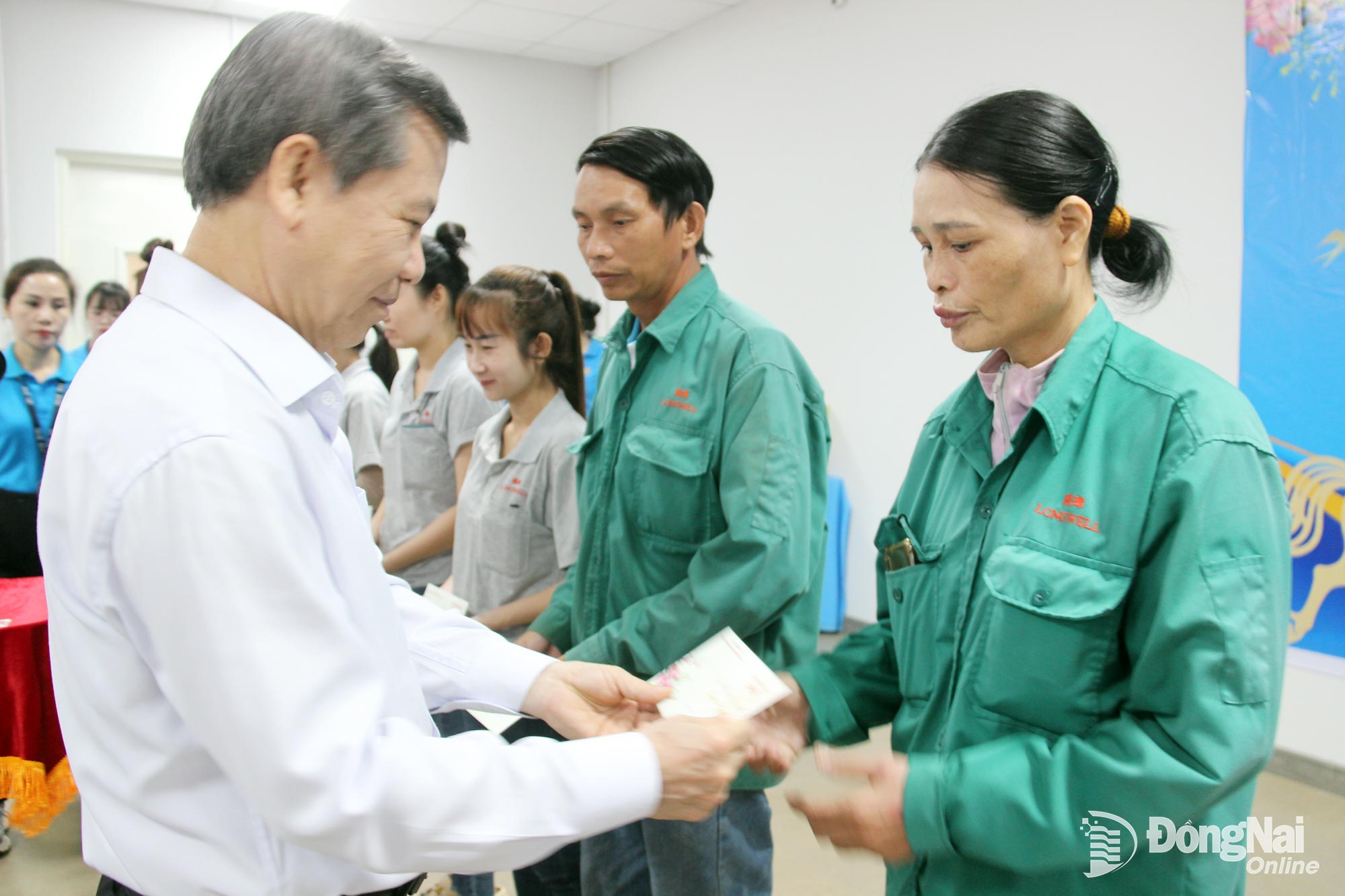 Đồng chí Lê Minh Trí, Ủy viên Bộ Chính trị, Bí thư Trung ương Đảng, Trưởng Ban Nội chính Trung ương trao quà tặng công nhân Công ty TNHH Long Well Việt Nam