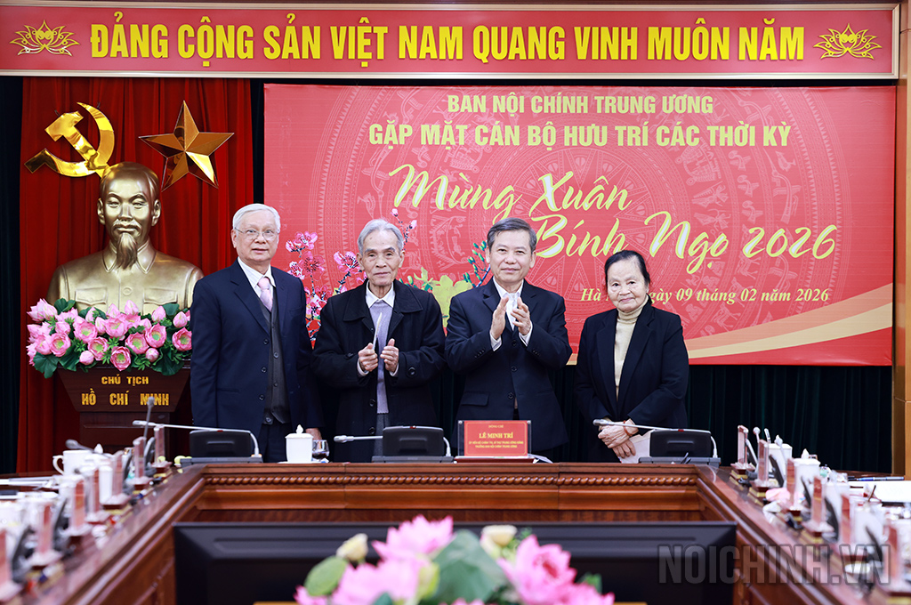 Đồng chí Lê Minh Trí, Ủy viên Bộ Chính trị, Bí thư Trung ương Đảng, Trưởng Ban Nội chính Trung ương và đồng chí Trịnh Vinh Thịnh, nguyên Phó Chánh Văn phòng, Trưởng Ban Liên lạc hưu trí tặng quà, chúc mừng cán bộ hưu trí trên 80 tuổi