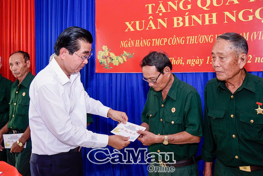 Đồng chí Võ Văn Dũng, Phó Trưởng Ban Nội chính Trung ương tặng quà Tết các gia đình chính sách tại xã Châu Thới