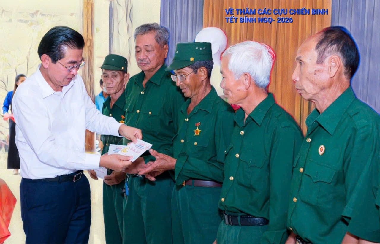 Đồng chí Võ Văn Dũng, Phó Trưởng Ban Nội chính Trung ương tặng quà Tết cho các đồng chí cựu chiến binh tại tỉnh Cà Mau