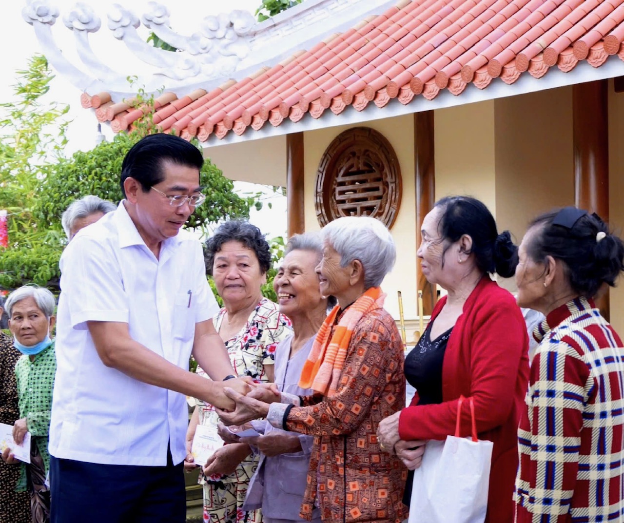 Đồng chí Võ Văn Dũng, Phó Trưởng Ban Nội chính Trung ương tặng quà gia đình chính sách xã Vĩnh Lợi, tỉnh Cà Mau