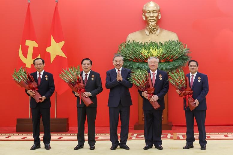 Đồng chí Tổng Bí thư Tô Lâm tặng hoa chúc mừng các đồng chí được nhận Huân chương Quân công hạng Nhất 