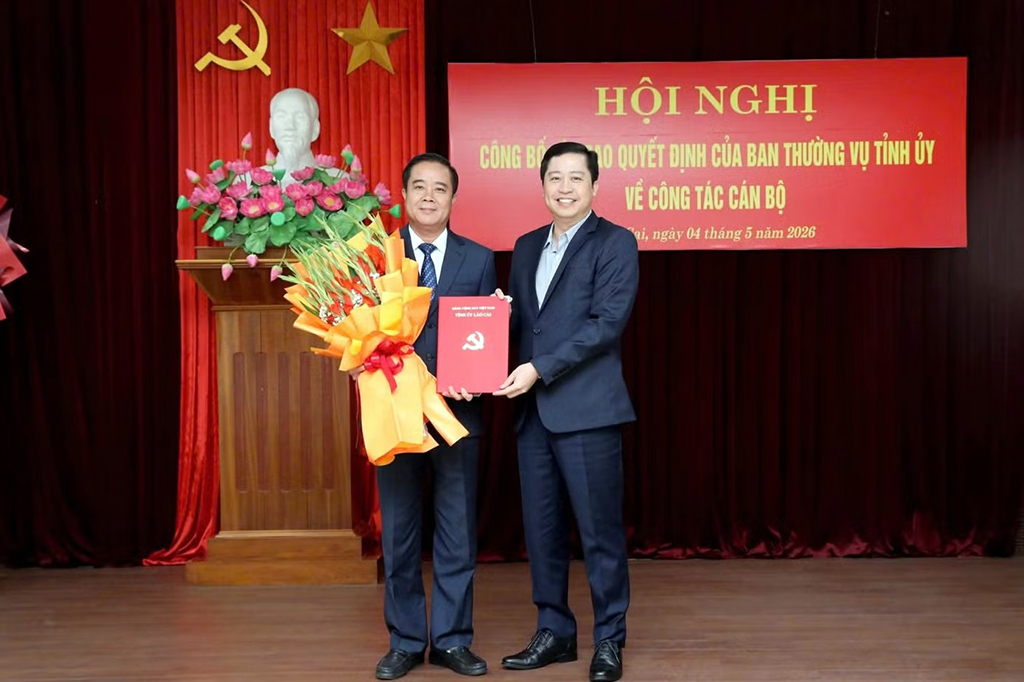Đồng chí Dương Quốc Huy, Ủy viên Ban Chấp hành Trung ương Đảng, Bí thư Tỉnh ủy Lào Cai trao Quyết định điều động, bổ nhiệm đồng chí Phan Đăng Toàn giữ chức Trưởng Ban Nội chính Tỉnh ủy Lào Cai