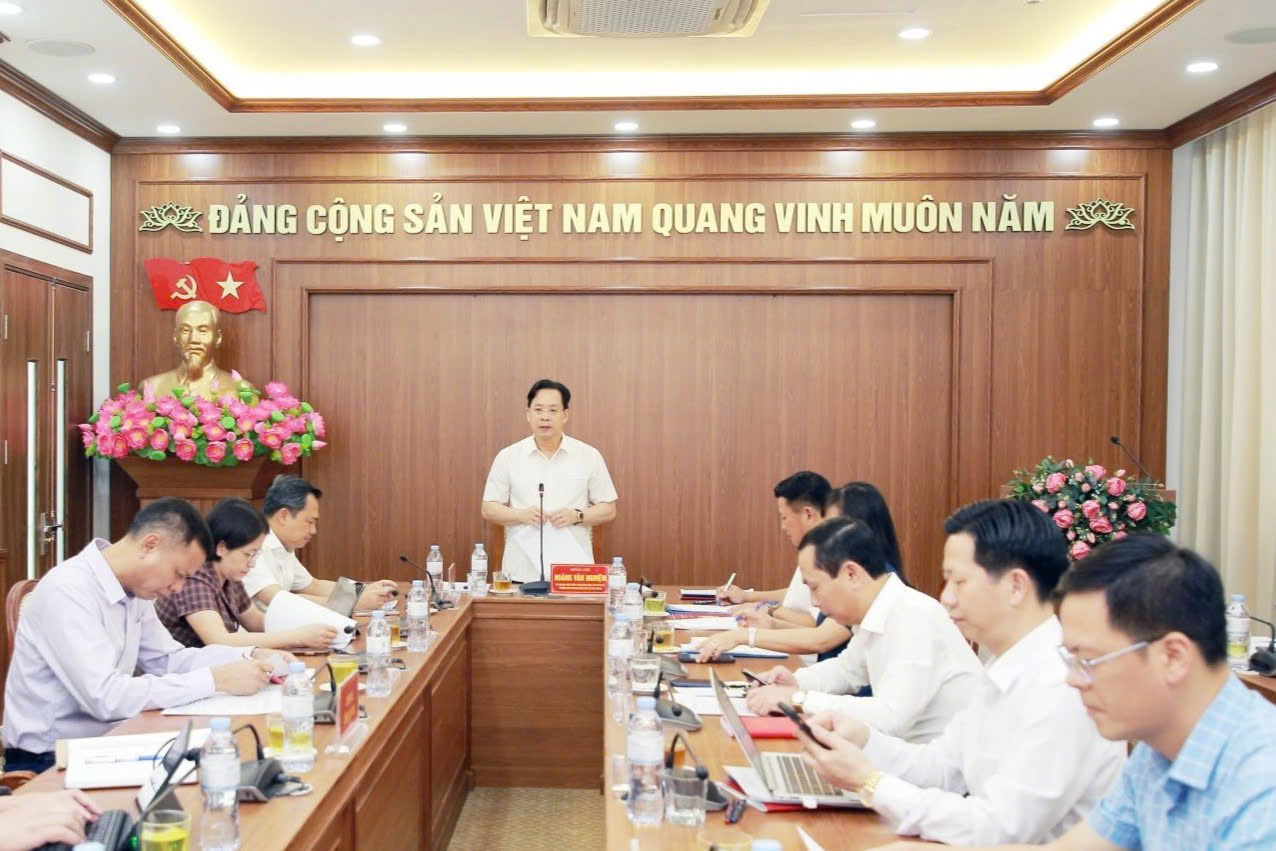 Đồng chí Hoàng Văn Nghiệm, Ủy viên Trung ương Đảng, Bí thư Tỉnh ủy, Trưởng Ban Chỉ đạo phòng, chống tham nhũng, lãng phí, tiêu cực tỉnh Sơn La phát biểu tại Cuộc họp