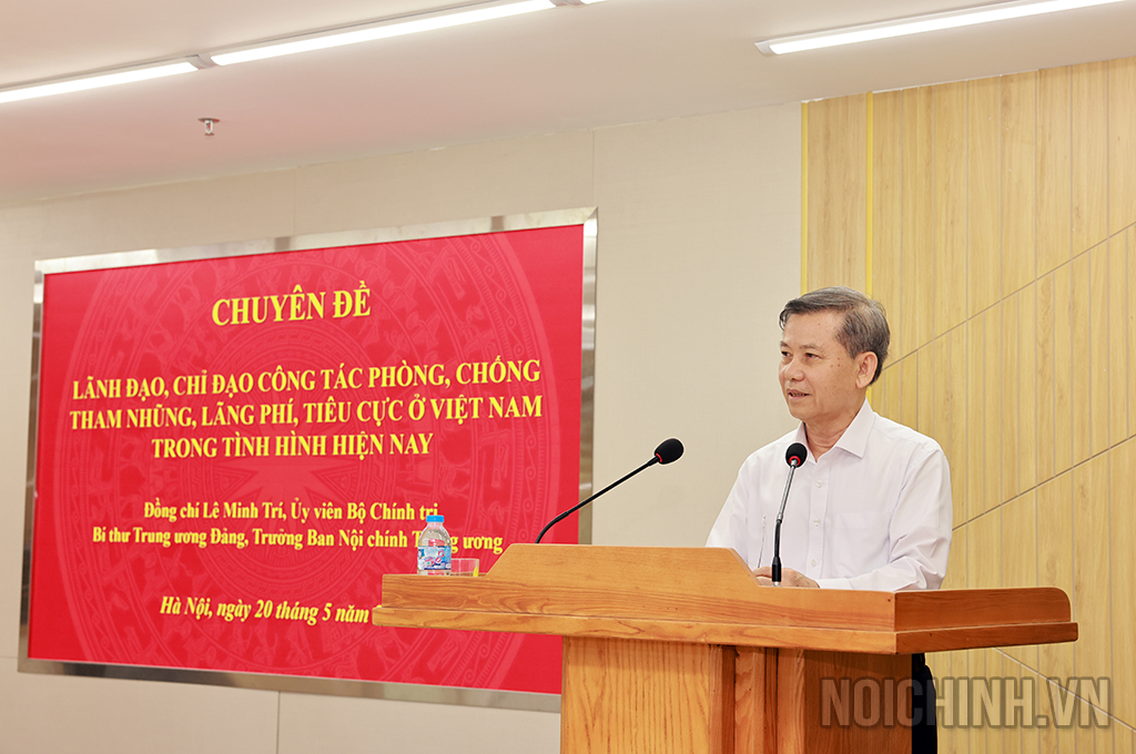 Đồng chí Lê Minh Trí, Ủy viên Bộ Chính trị, Bí thư Trung ương Đảng, Trưởng Ban Nội chính Trung ương truyền đạt nội dung Chuyên đề cho học viên lớp Bồi dưỡng
