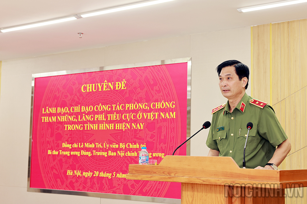 Đồng chí PGS.TS, Trung tướng Trịnh Ngọc Quyên, Giám đốc Học viện An ninh nhân dân phát biểu tại buổi truyền đạt Chuyên đề