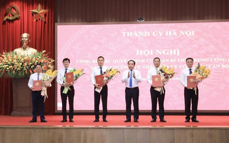 Đồng chí Trần Đức Thắng, Ủy viên Bộ Chính trị, Bí thư Thành ủy, Trưởng Đoàn đại biểu Quốc hội thành phố Hà Nội tặng hoa các cán bộ được trao quyết định, trong đó có đồng chí Nguyễn Thành Long giữ chức Trưởng Ban Nội chính Thành ủy Hà Nội