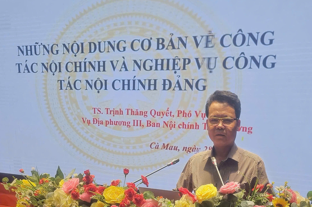 Tiến sĩ Trịnh Thăng Quyết, Phó Vụ trưởng Vụ Địa phương III, Ban Nội chính Trung ương trình bày chuyên đề tại Hội nghị