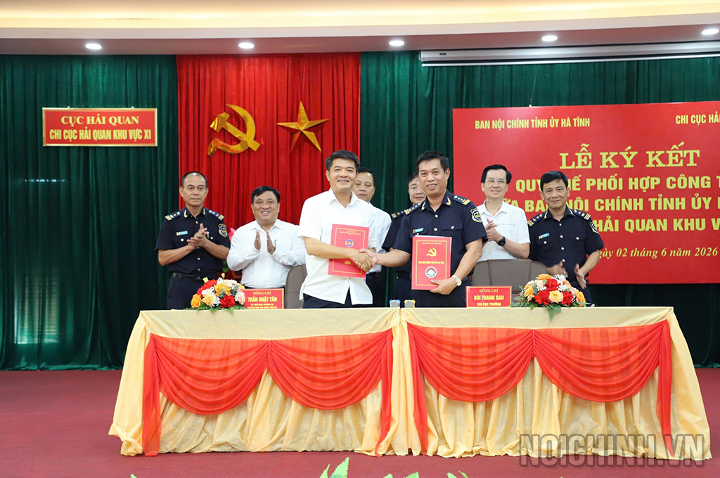 Lãnh đạo Ban Nội chính Tỉnh ủy và Chi cục Hải quan khu vực XI  ký kết quy chế phối hợp
