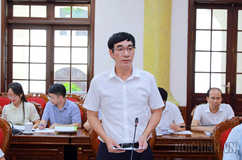 Trưởng Ban Nội chính Tỉnh ủy, Phó Trưởng ban Thường trực Ban Chỉ đạo tỉnh Nguyễn Ngọc Tiến  trình bày các văn bản tại Phiên họp