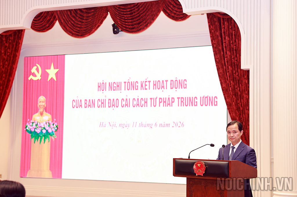 Đồng chí Nguyễn Xuân Trường, Phó Trưởng Ban Nội chính Trung ương trình bày báo cáo tại Hội nghị