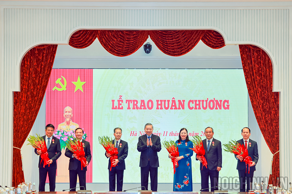 Đồng chí Tô Lâm, Tổng Bí thư, Chủ tịch nước Cộng hòa xã hội chủ nghĩa Việt Nam trao Huân chương Lao động hạng Nhất và hạng Nhì tặng các cá nhân có thành tích xuất sắc trong công tác cải cách tư pháp