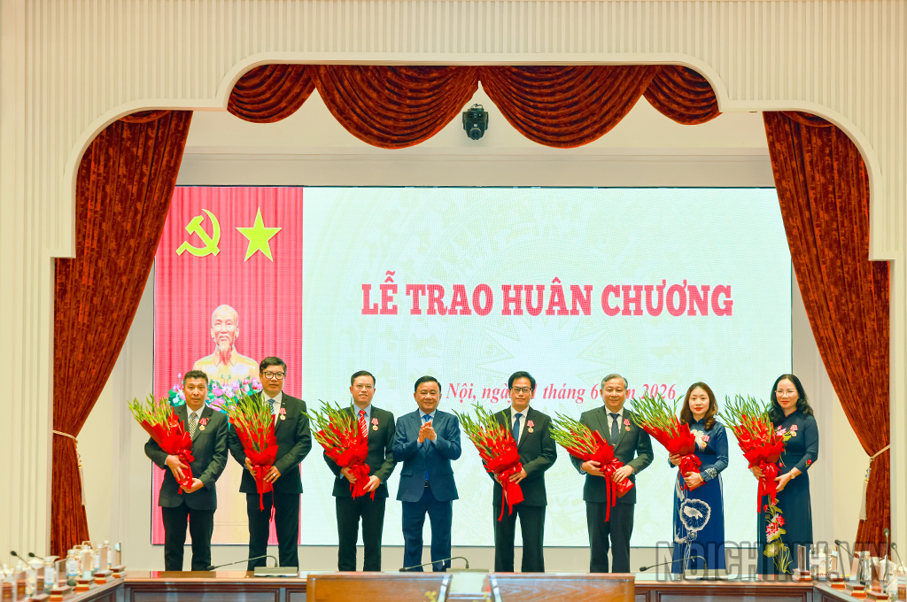 Đồng chí Trần Cẩm Tú, Thường trực Ban Bí thư trao Huân chương Lao động hạng Ba tặng các cá nhân có thành tích xuất sắc trong công tác cải cách tư pháp