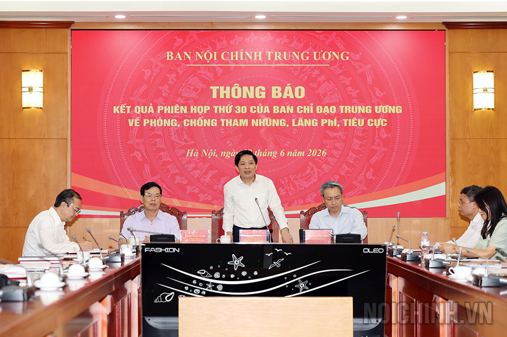 Đồng chí Đặng Văn Dũng, Ủy viên Trung ương Đảng, Phó Trưởng Ban Nội chính Trung ương trả lời các câu hỏi của phóng viên