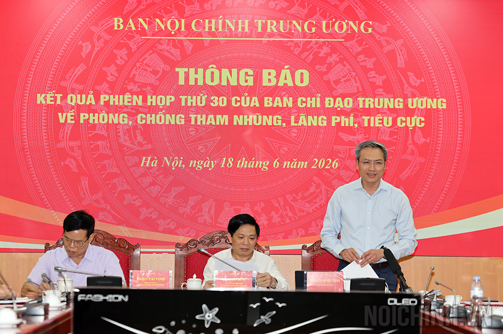 Đồng chí Thiếu tướng Nguyễn Quốc Toản, Chánh Văn phòng Bộ Công an trả lời các câu hỏi của phóng viên
