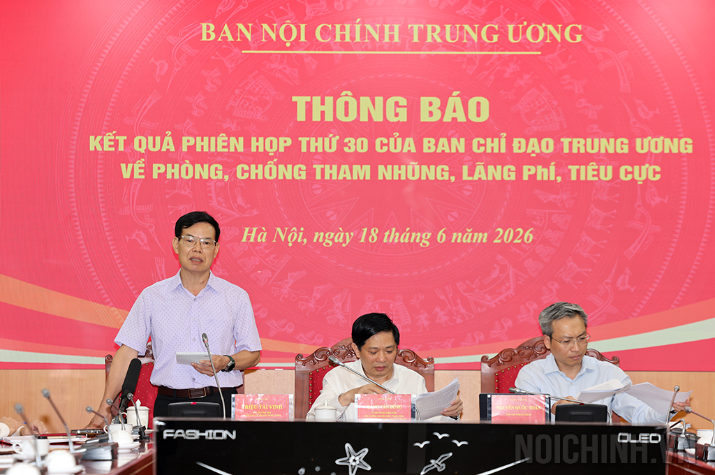 Đồng chí Triệu Tài Vinh, Phó Trưởng Ban Tuyên giáo và Dân vận Trung ương trả lời các câu hỏi của phóng viên