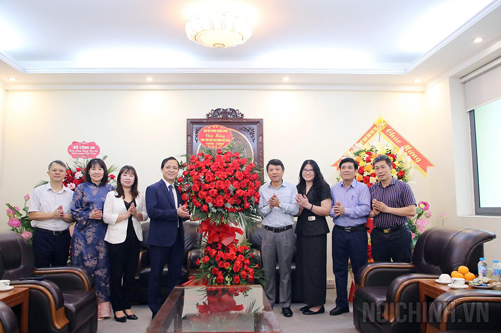 Đồng chí Nguyễn Xuân Trường, Phó Trưởng Ban Nội chính Trung ương và Đoàn chúc mừng Tạp chí Cộng sản