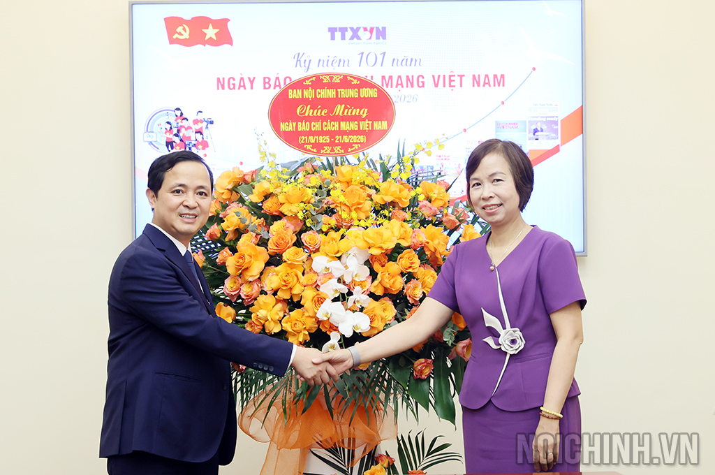Đồng chí Nguyễn Xuân Trường, Phó Trưởng Ban Nội chính Trung ương chúc mừng Thông tấn xã Việt Nam