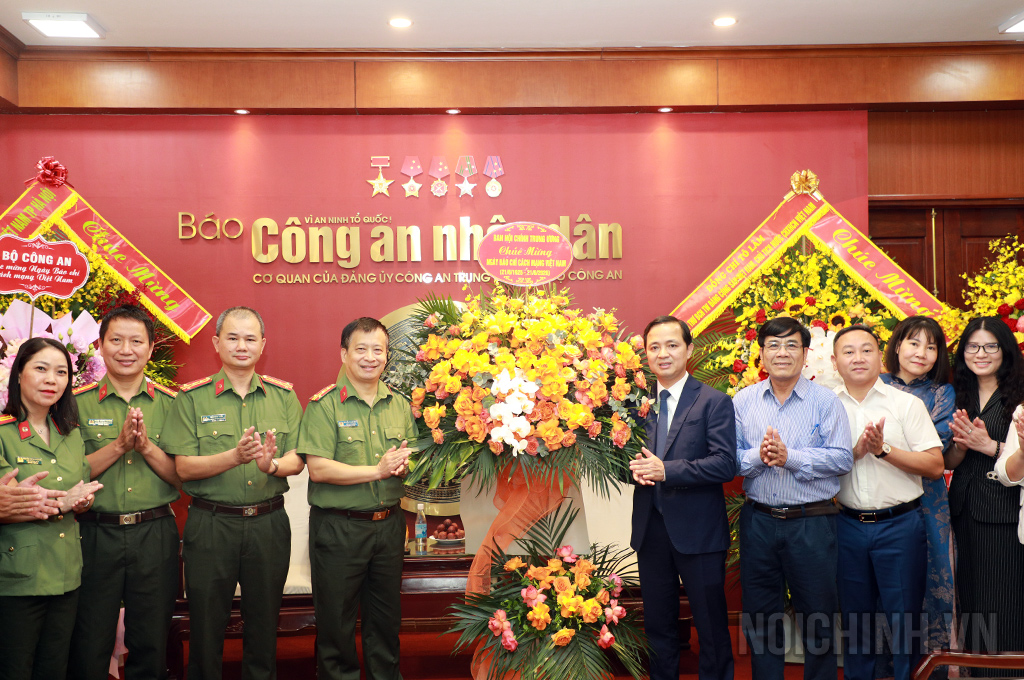 Đoàn cơ quan Ban Nội chính Trung ương chúc mừng Báo Công an nhân dân