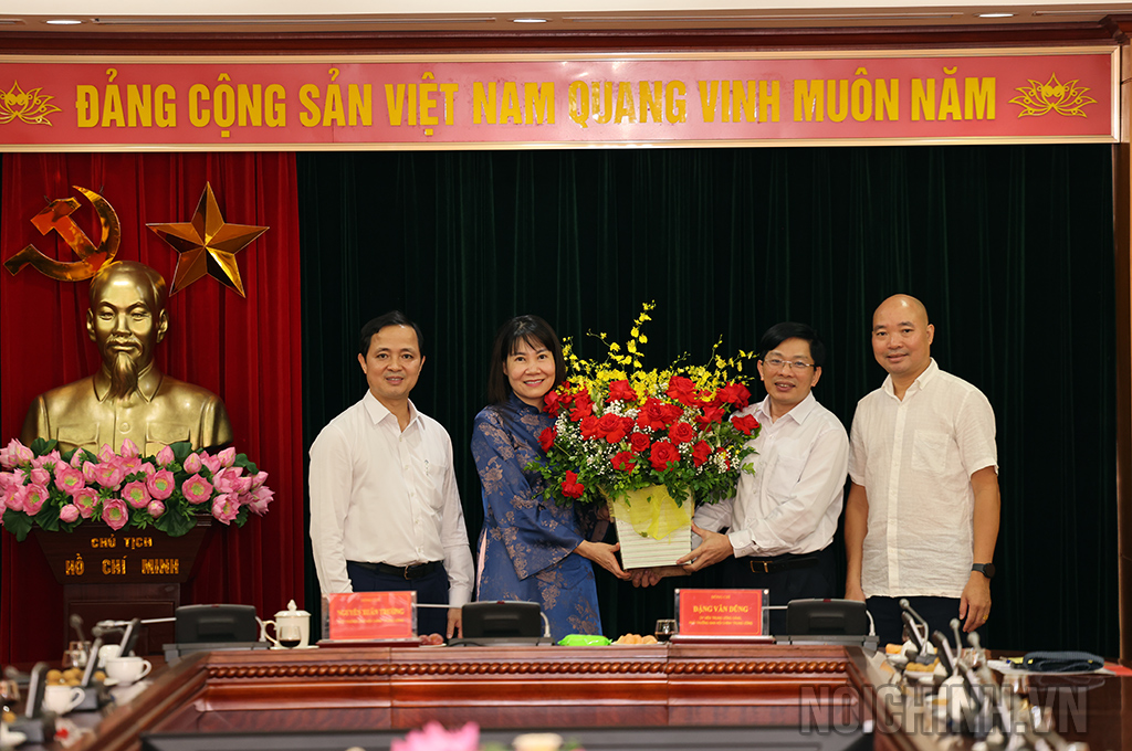 Đồng chí Đặng Văn Dũng, Phó Trưởng Ban, Bí thư Đảng ủy Cơ quan Ban Nội chính Trung ương và đồng chí Nguyễn Xuân Trường, Phó Trưởng Ban, Phó Bí thư Đảng ủy Cơ quan chúc mừng Trang Thông tin điện tử tổng hợp của Ban