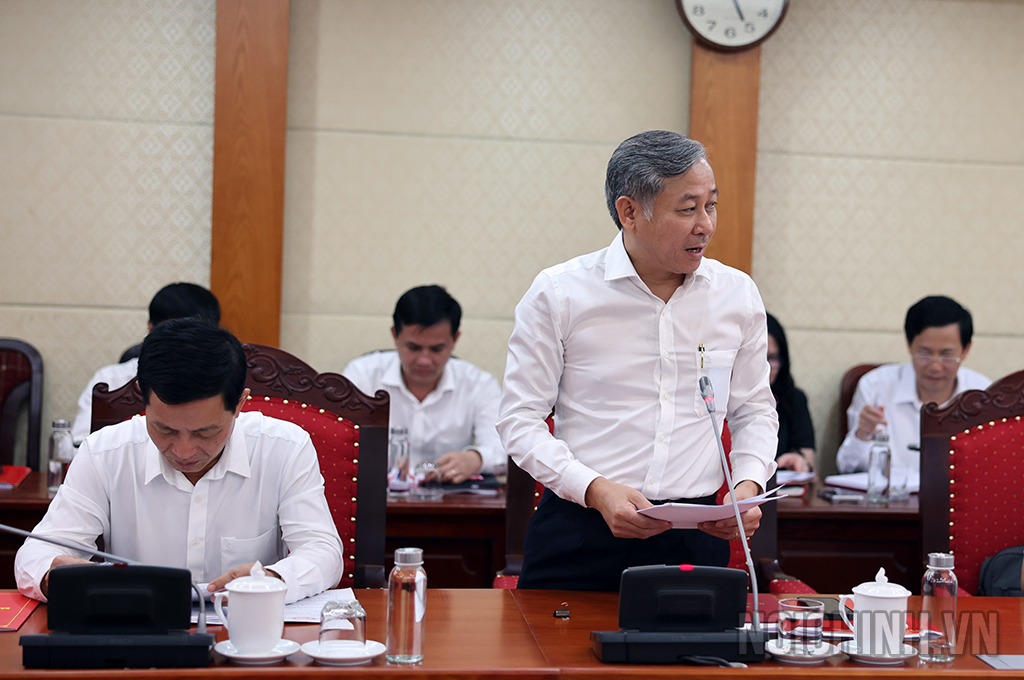 Đồng chí Nguyễn Cảnh Lam, Vụ trưởng Vụ Theo dõi công tác phòng, chống tham nhũng, lãng phí, tiêu cực, Ban Nội chính Trung ương trình bày Báo cáo tại Hội nghị