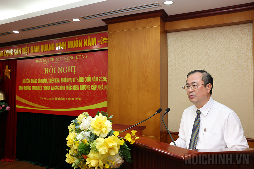 Đồng chí Nguyễn Quang Trường, Chánh Văn phòng Ban Nội chính Trung ương trình bày báo cáo tại Hội nghị