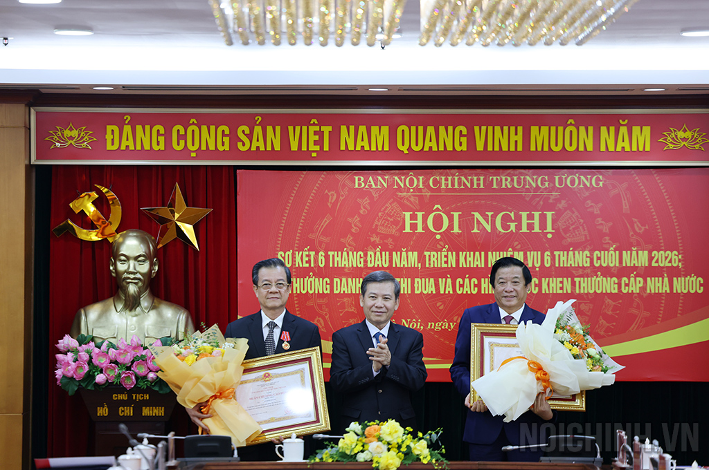 Đồng chí Lê Minh Trí, Ủy viên Bộ Chính trị, Bí thư Trung ương Đảng, trao Huân Chương hạng Nhất tặng đồng chí Lê Hồng Quang, Ủy viên Trung ương Đảng, Phó Trưởng Ban Nội chính Trung ương và đồng chí Bùi Văn Nghiêm, Ủy viên Trung ương Đảng, Phó Trưởng Ban Nội chính Trung ương