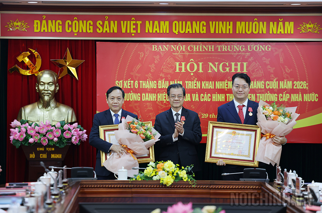 Đồng chí Lê Hồng Quang, Ủy viên Trung ương Đảng, Phó Trưởng Ban Nội chính Trung ương trao Huân Chương Lao động hạng Nhất tặng đồng chí Nguyễn Thanh Hải, Trợ lý đồng chí Trưởng Ban Nội chính Trung ương và trao Huân Chương Lao động hạng Ba tặng đồng chí Đinh Mai Long, Thư ký đồng chí Trưởng Ban Nội chính Trung ương