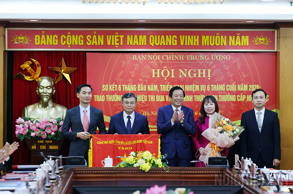 Đồng chí Bùi Văn Nghiêm, Ủy viên Trung ương Đảng, Phó Trưởng Ban Nội chính Trung ương trao Cờ thi đua của Chính phủ tặng tập thể Vụ Nghiên cứu tổng hợp, Ban Nội chính Trung ương