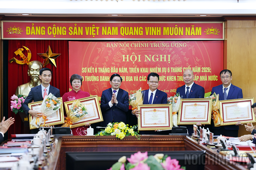 Đồng chí Đặng Văn Dũng, Ủy viên Trung ương Đảng, Phó Trưởng Ban Nội chính Trung ương trao Bằng khen của Thủ tướng Chính phủ tặng các cá nhân có thành tích xuất sắc trong công tác, góp phần vào sự nghiệm xây dựng chủ nghĩa xã hội và bảo vệ tổ quốc