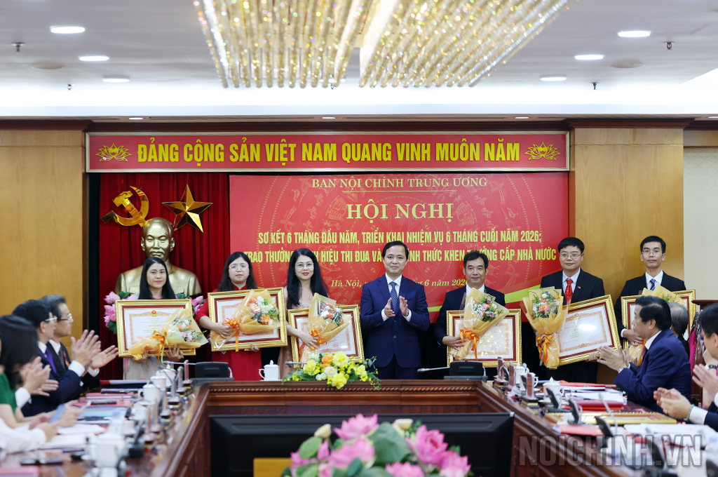 Đồng chí Nguyễn Xuân Trường, Phó Trưởng Ban Nội chính Trung ương trao Bằng khen của Thủ tướng Chính phủ tặng các cá nhân có nhiều thành tích trong công tác cải cách tư pháp
