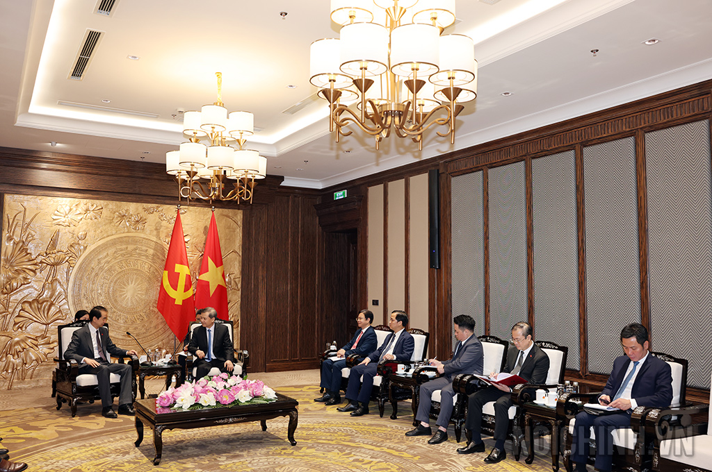 Hai bên tại buổi tiếp