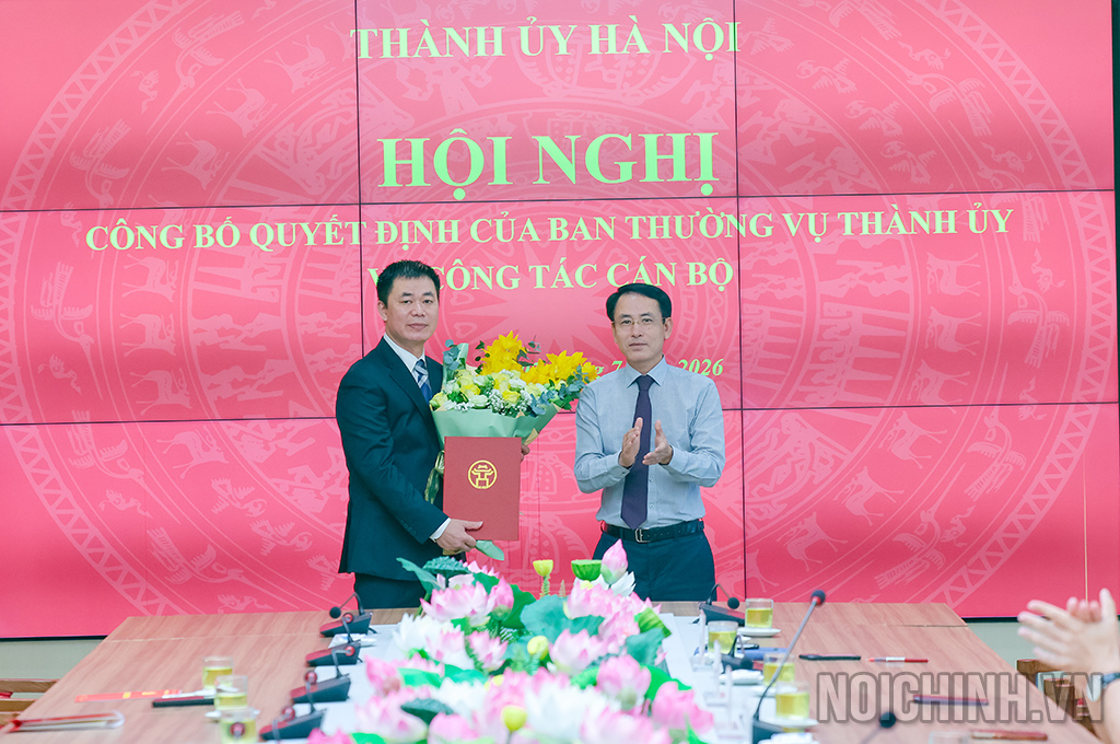 Đồng chí Nguyễn Trọng Đông, Ủy viên Trung ương Đảng, Phó Bí thư Thường trực Thành ủy Hà Nội trao Quyết định và tặng hoa chúc mừng đồng chí Nguyễn Văn Toàn, Phó Trưởng Ban Nội chính Thành ủy Hà Nội