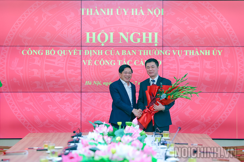Đồng chí Đặng Văn Dũng, Ủy viên Trung ương Đảng, Phó Trưởng Ban Nội chính Trung ương, Bí thư Đảng ủy cơ quan Ban Nội chính Trung ương chúc mừng đồng chí Nguyễn Văn Toàn, Phó Trưởng Ban Nội chính Thành ủy Hà Nội