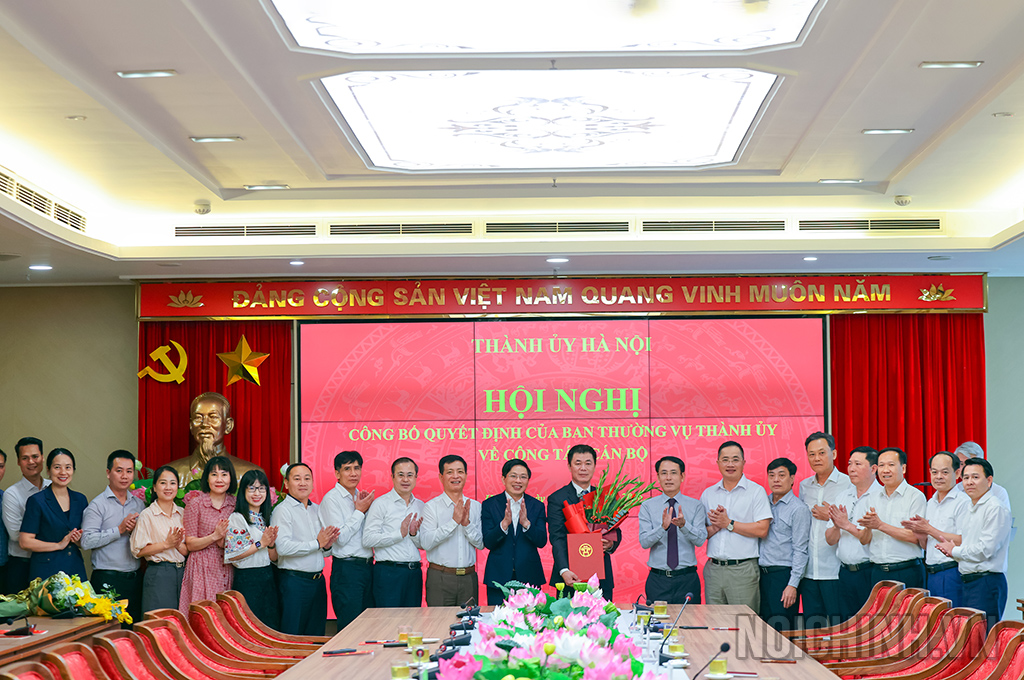 Đại biểu dự Hội nghị chúc mừng đồng chí Nguyễn Văn Tooanf, Phó Trưởng Ban Nội chính Thành ủy Hà Nội