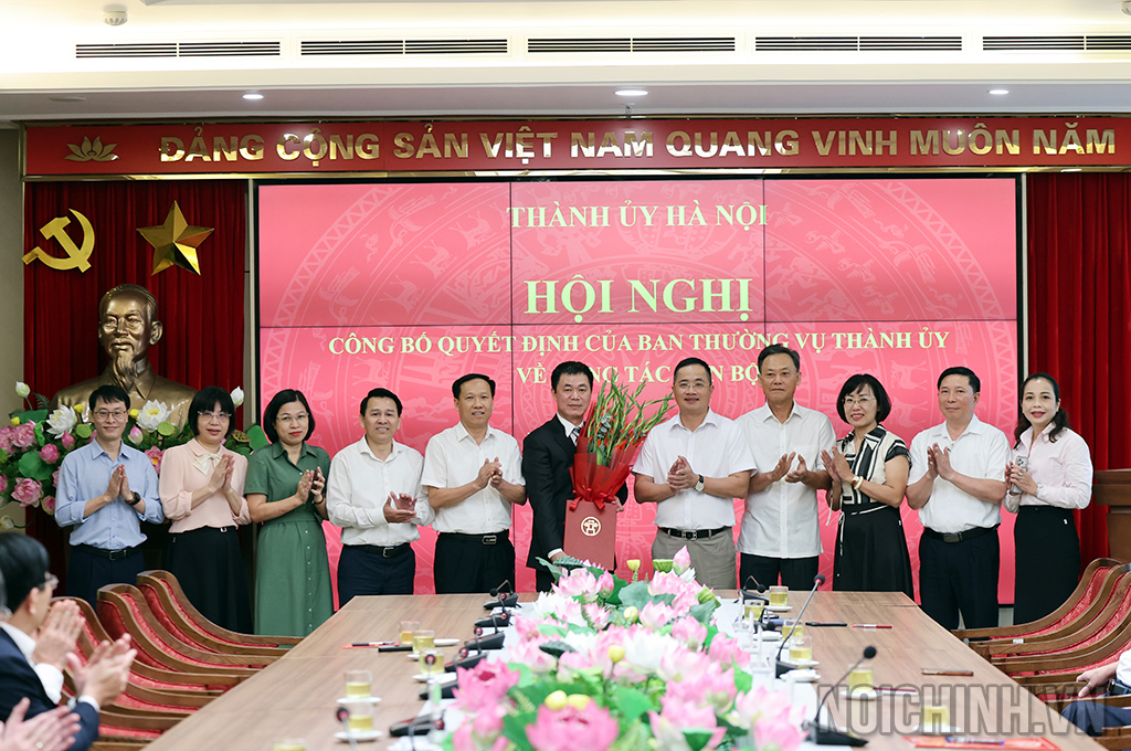Ban Nội chính Thành ủy Hà Nội chúc mừng đồng chí Nguyễn Văn Toàn, Phó Trưởng Ban Nội chính Thành ủy Hà Nội