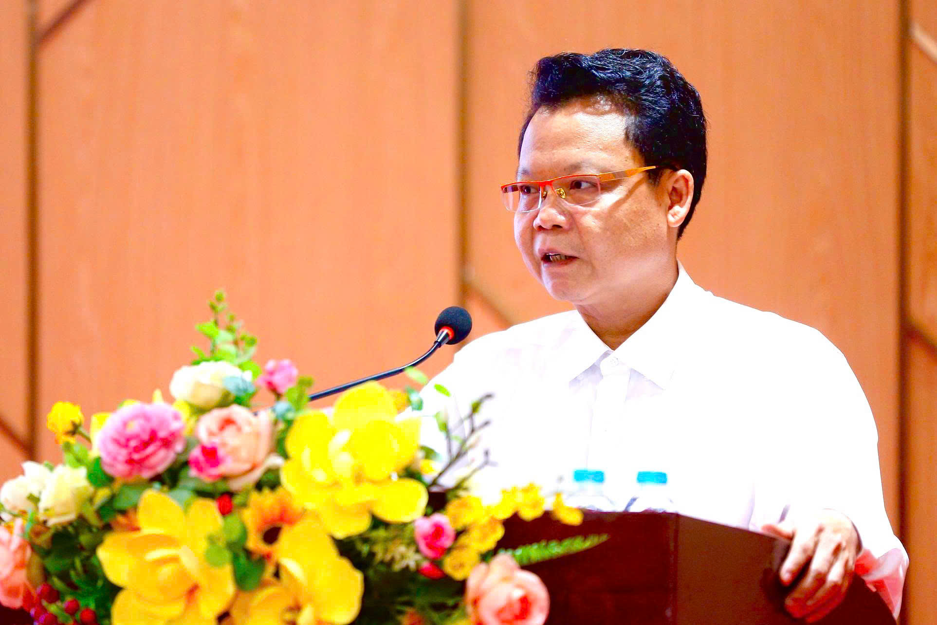 Tiến sĩ: Trịnh Thăng Quyết, Phó Vụ trưởng, Vụ Địa phương III, Ban Nội chính Trung ương báo cáo chuyên đề tại Hội nghị