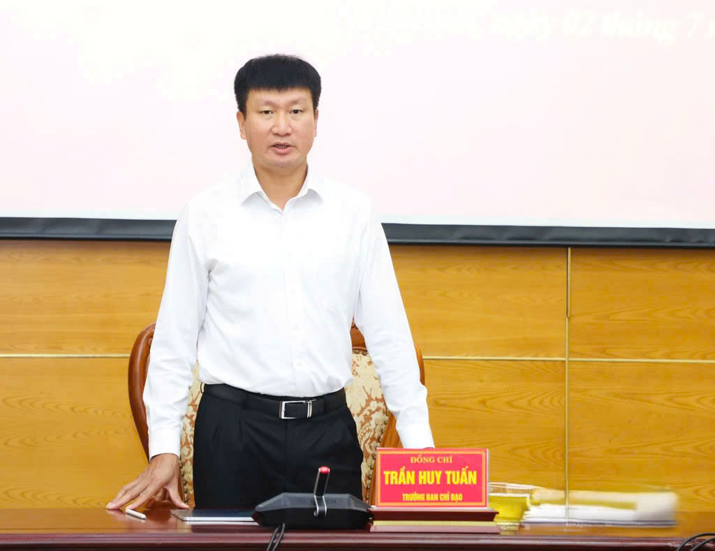 Đồng chí Trần Huy Tuấn, Ủy viên Trung ương Đảng, Bí thư Tỉnh ủy, Trưởng Ban Chỉ đạo phòng, chống tham nhũng, lãng phí, tiêu cực tỉnh Ninh Bình phát biểu tại Phiên họp.